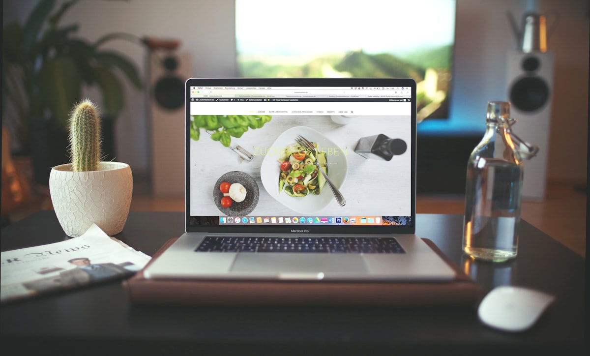 Nutrizionista che prepara consulenza personalizzata